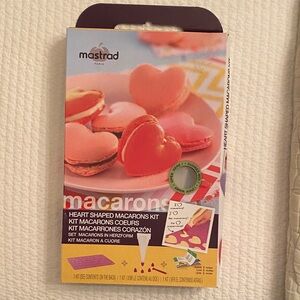Mastrad Heart Shaped Macarons Kit